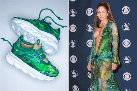 L'abito Versace di Jennifer Lopez sexy bomb a 50 anni 